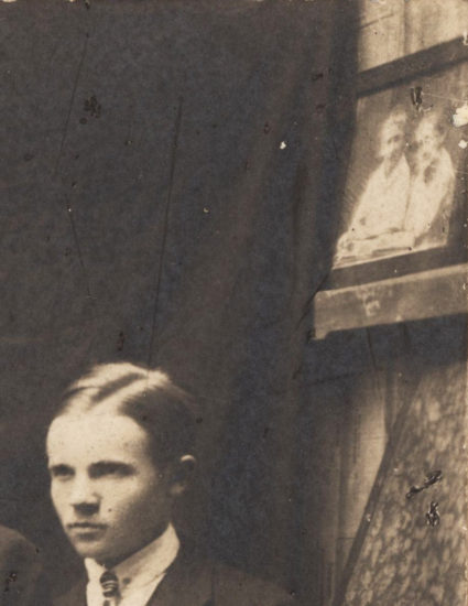 Kadr fotografii przedstawiający staruszki i głowę młodego chłopca