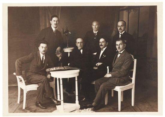 Fotografia kilku osób siędzących przy stoliku